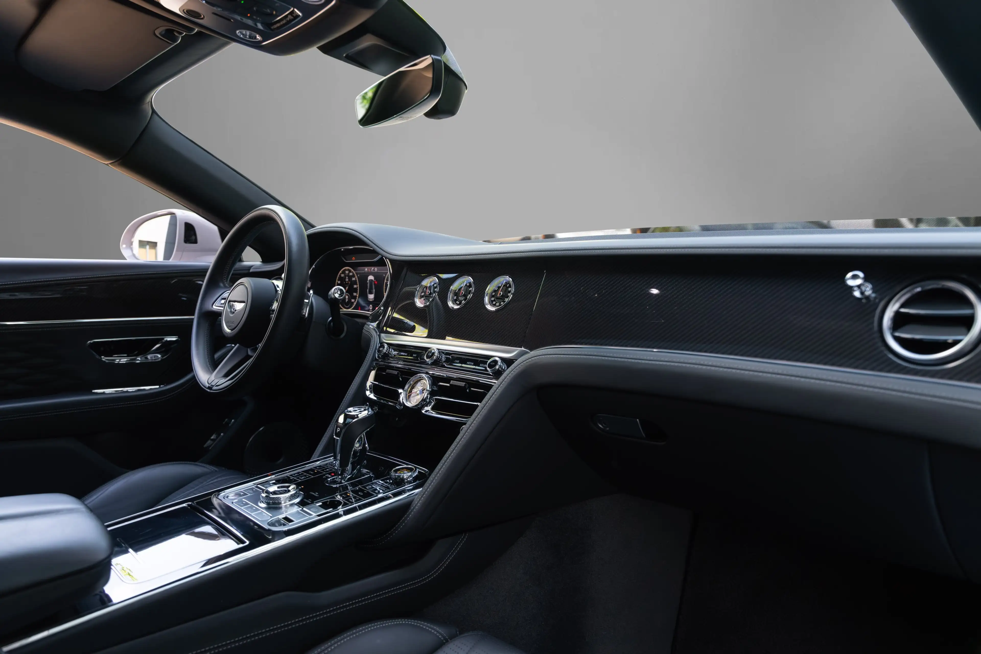 Bentley Flying Spur V8 — photo 11