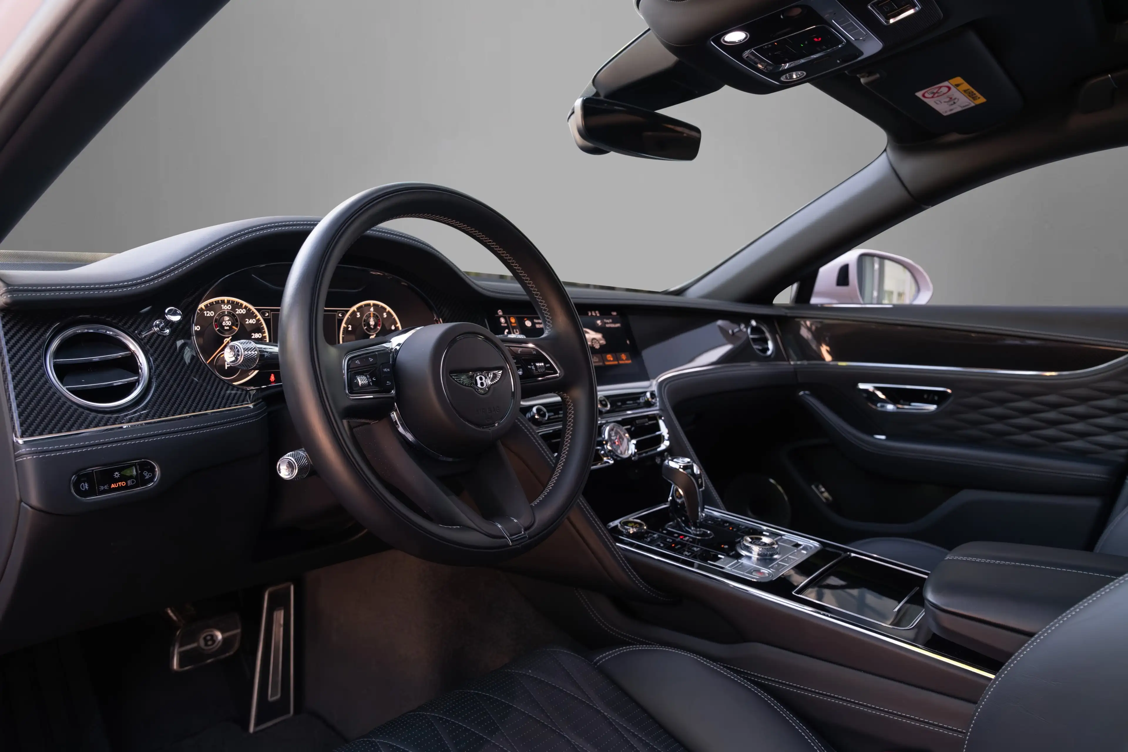 Bentley Flying Spur V8 — photo 13