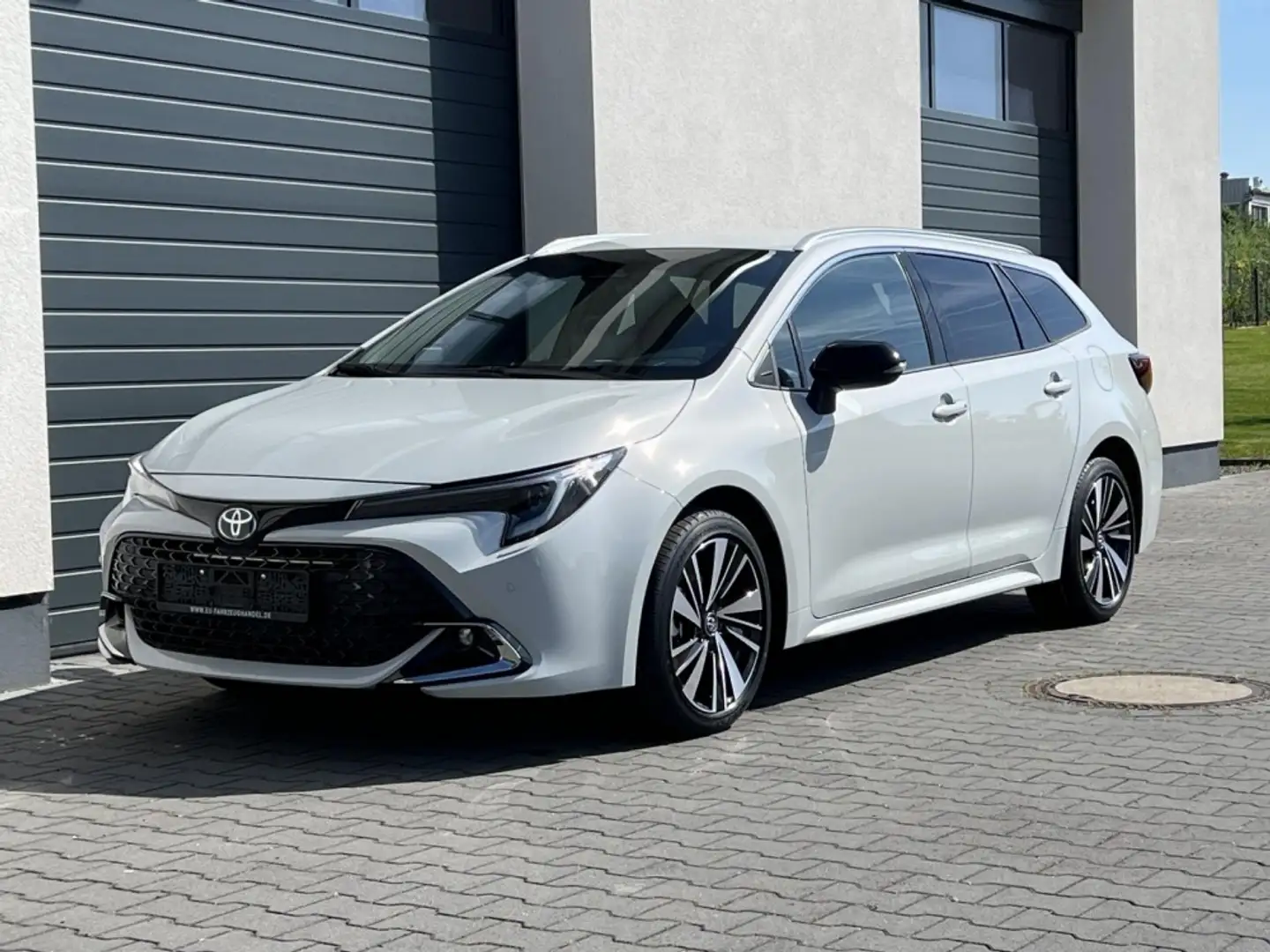 Toyota Corolla Style 1,8 Hybrid CVT 103kW Winter Grau - 1