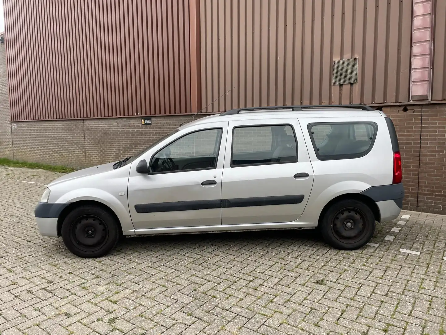 Dacia Logan MCV 1.6-16V Lauréate 7p. Airco 7persoons APK 2026 Gris - 2