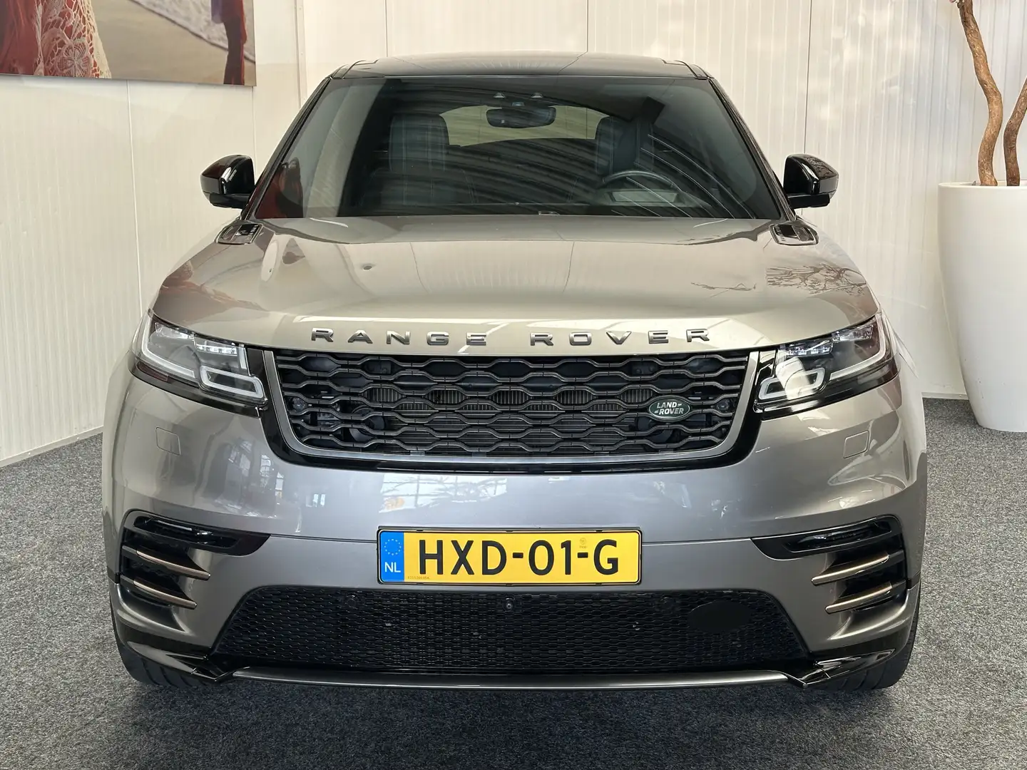 Land Rover Range Rover Velar 2.0 I4 TURBO AWD R-DYNAMIC HSE LUCHTVERING NAVIGAT Grijs - 2