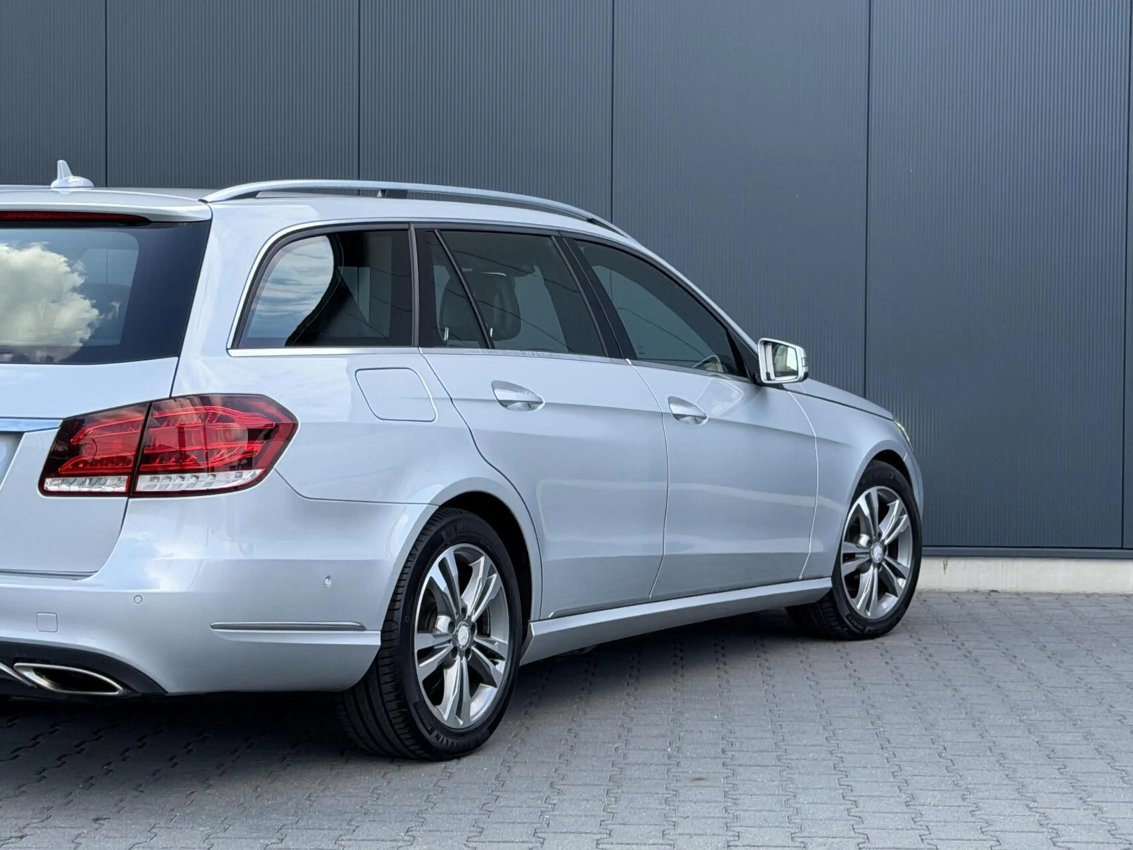 Mercedes-Benz E 200 Estate Avantgarde 2e Eig - Led - Leder - Navi - Tr — photo 5