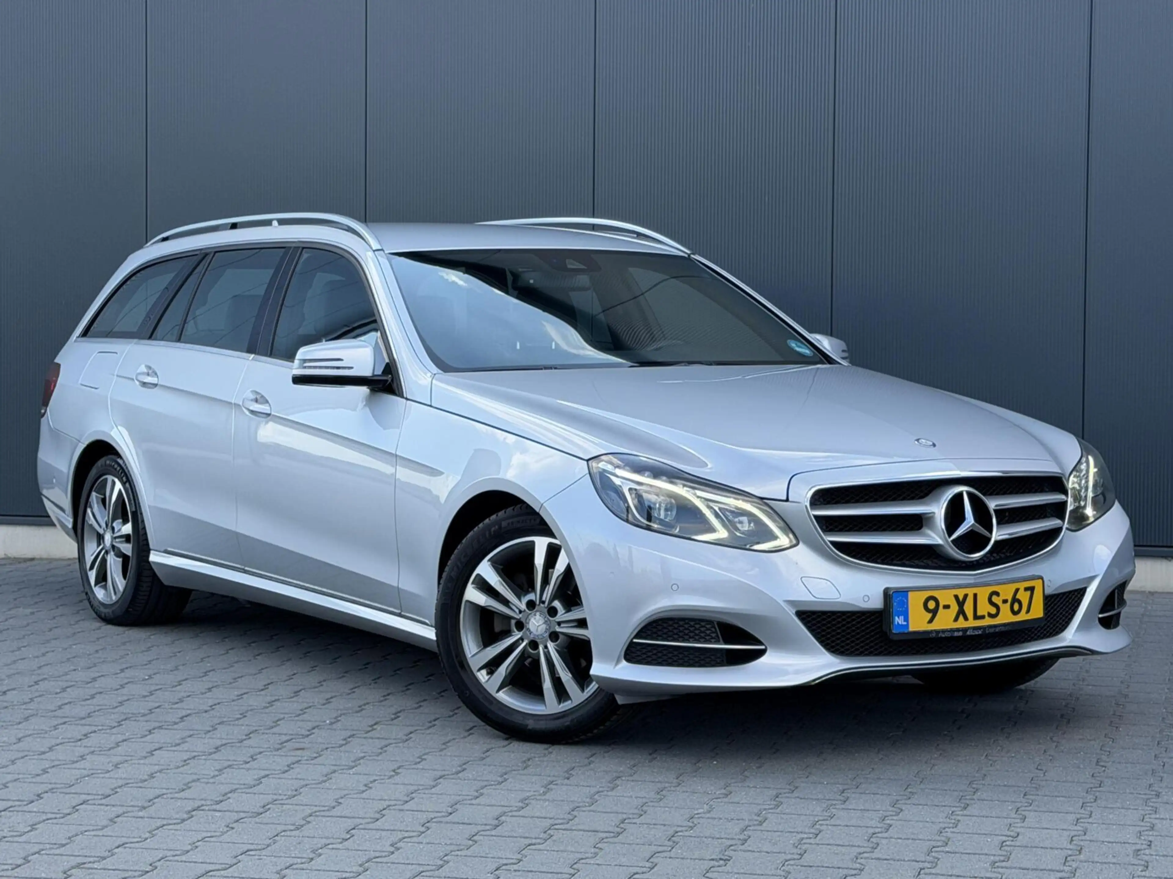 Mercedes-Benz E 200 Estate Avantgarde 2e Eig - Led - Leder - Navi - Tr — photo 2
