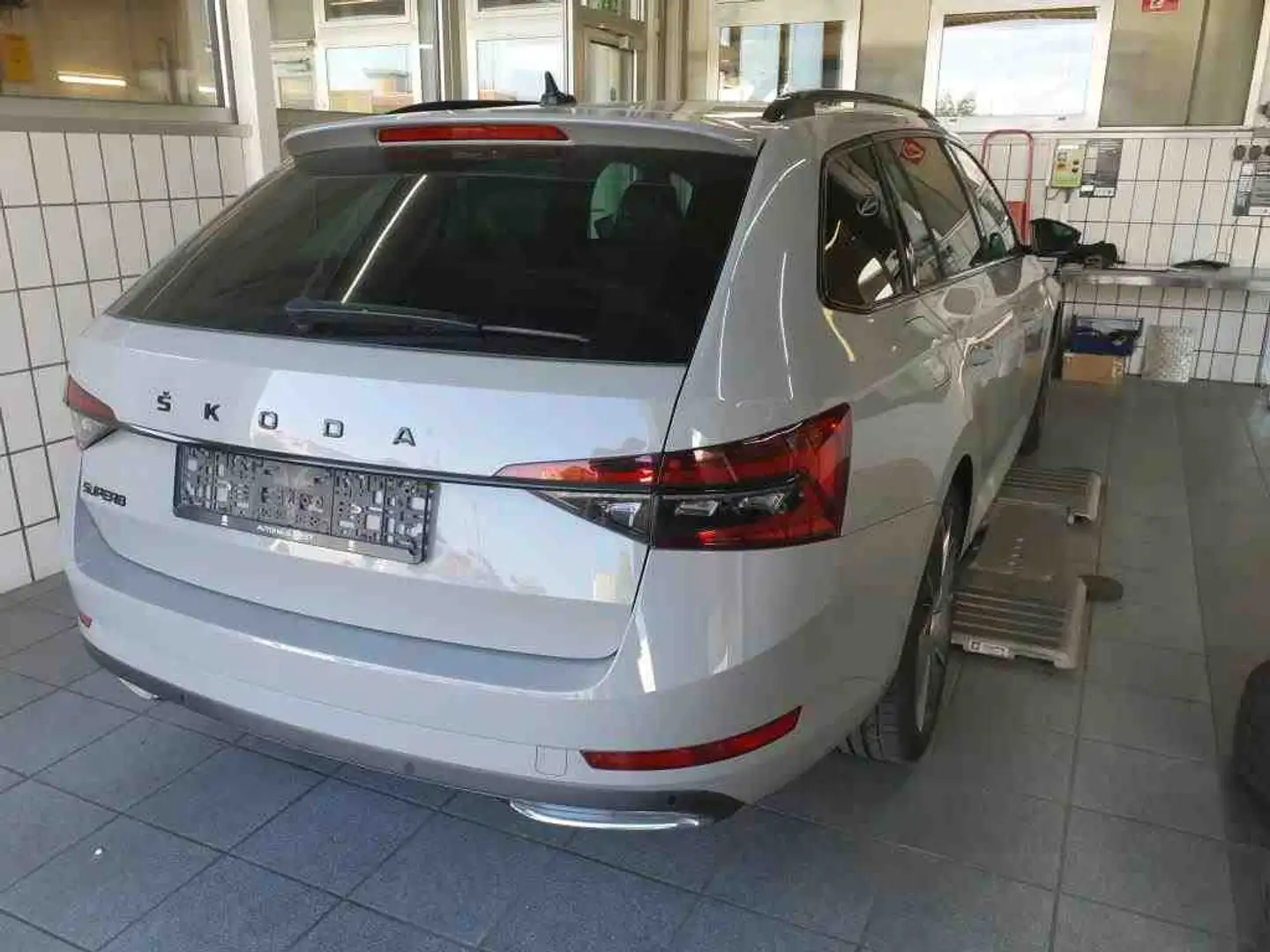 Skoda Superb Combi 2.0 TDI SPORTLINE*MATRIX*AHK*LEDER* Grau - 2