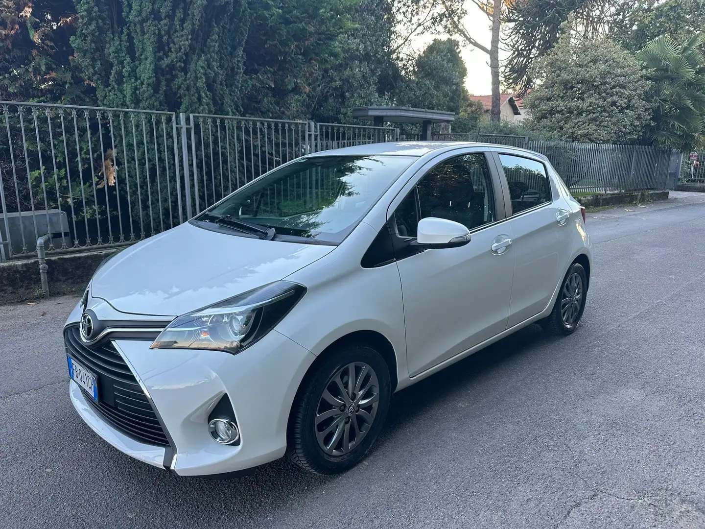 Toyota Yaris 5p 1.0 Lounge Bianco - 1