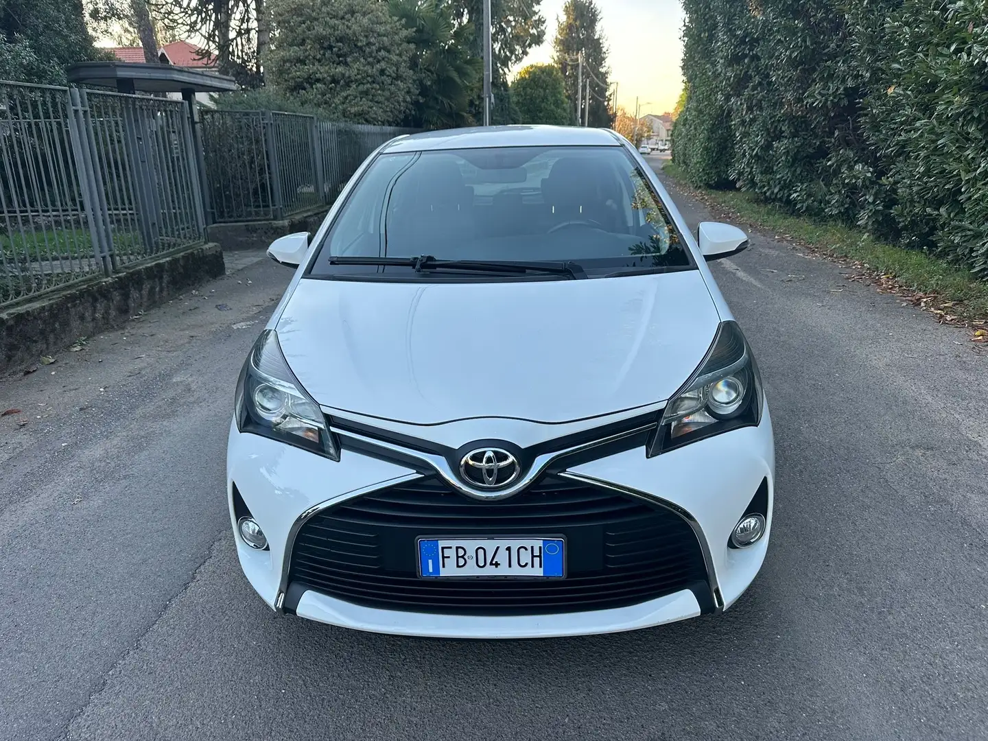 Toyota Yaris 5p 1.0 Lounge Bianco - 2