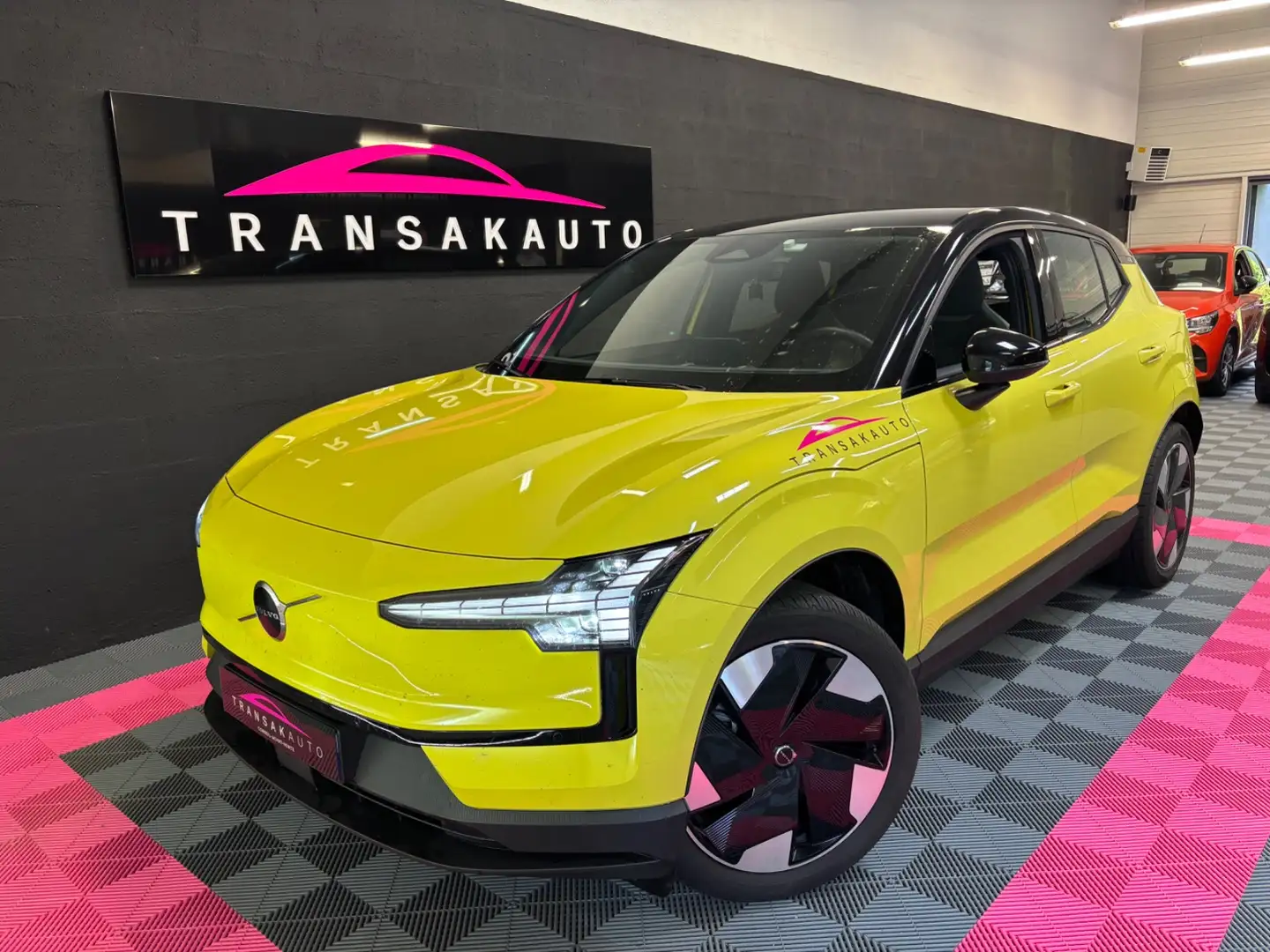 Volvo EX30 Plus Желтый - 1
