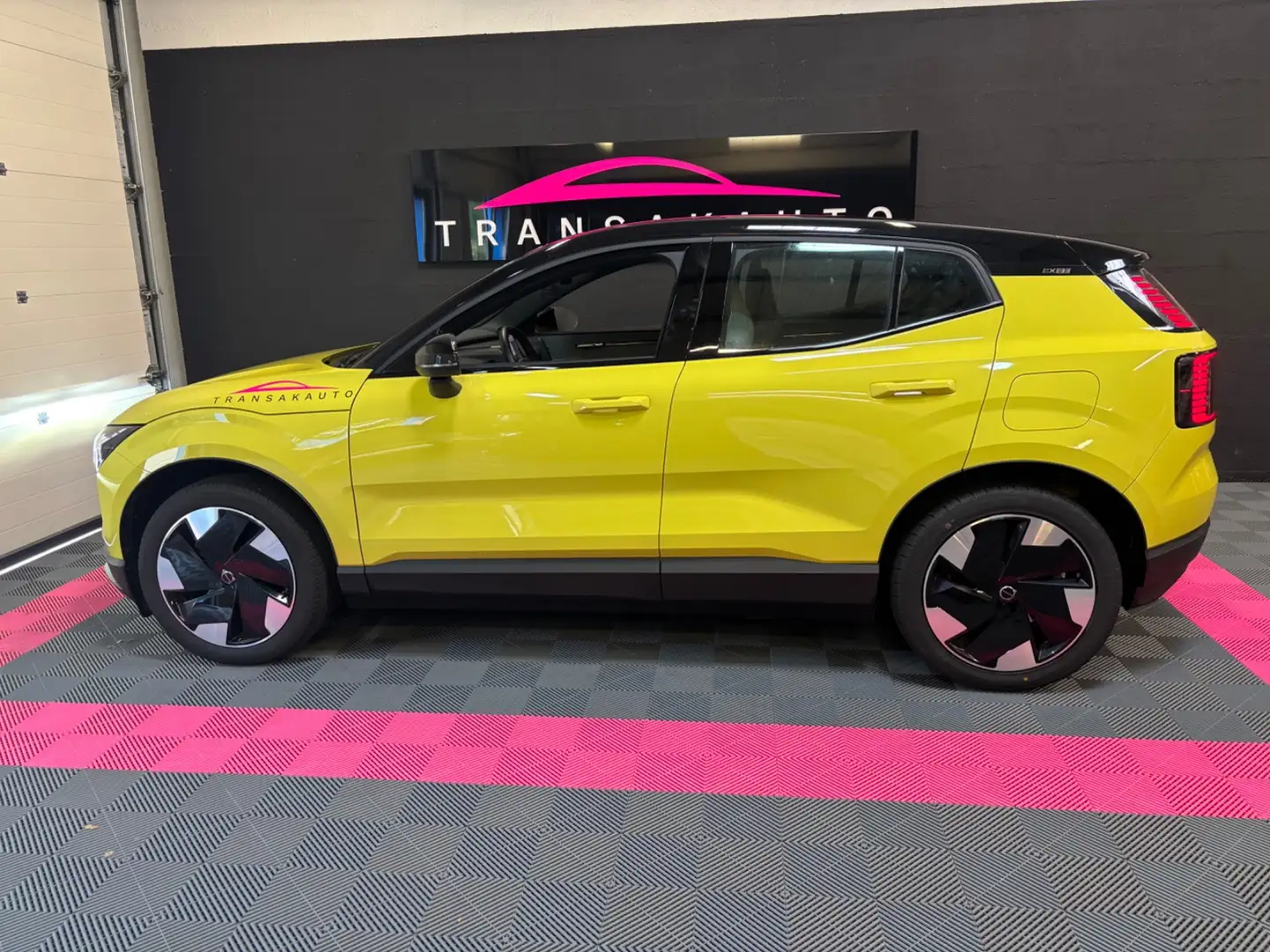 Volvo EX30 Plus Желтый - 2