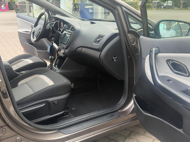 Kia Ceed / cee'd 1.6 GDI DynamicLine Automaat hb 2015 Luxe uitv — photo 22