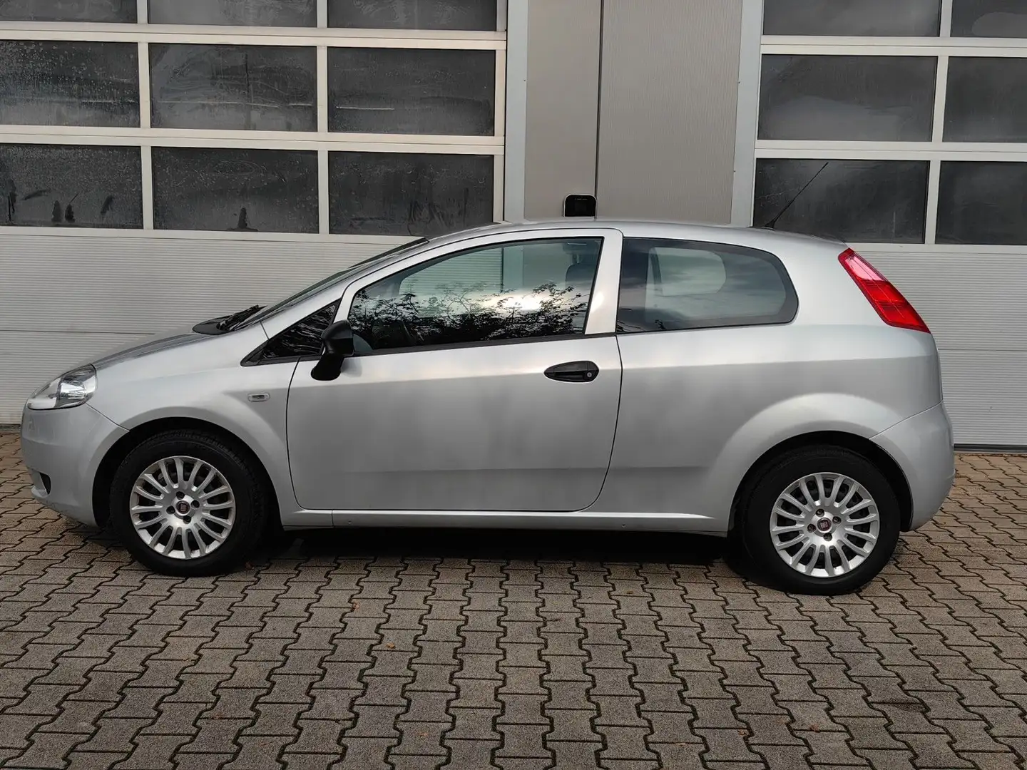 Fiat Grande Punto Punto 1.2 8V POP KLIMA|MFL|ZR NEU|TÜV NEU Silber - 2