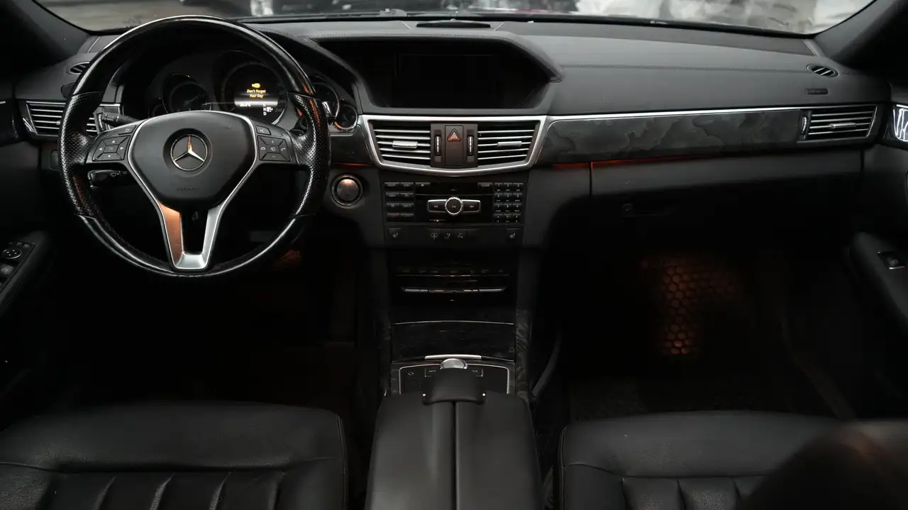 Mercedes-Benz E-Class снимка Mercedes-Benz E-Class