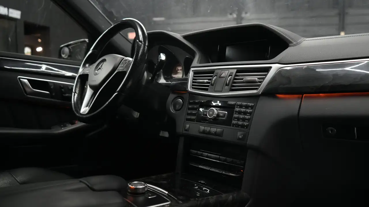 Mercedes-Benz E-Class снимка Mercedes-Benz E-Class