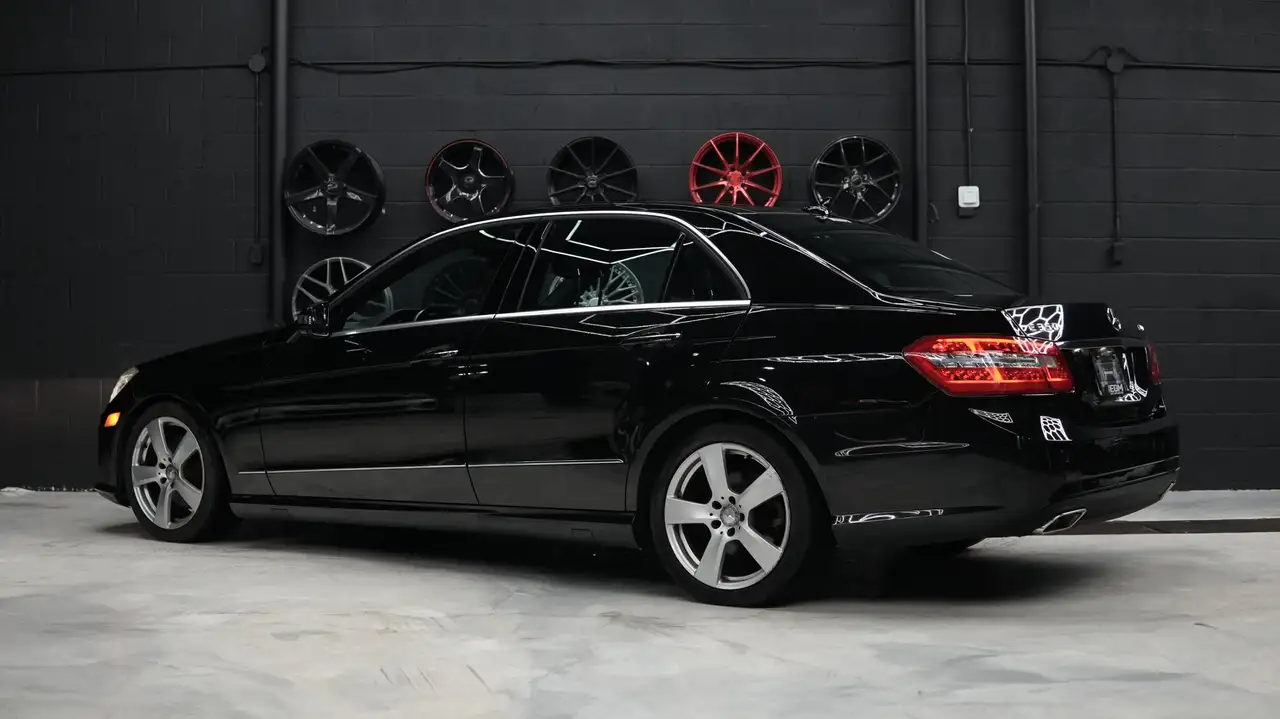 Mercedes-Benz E-Class снимка Mercedes-Benz E-Class