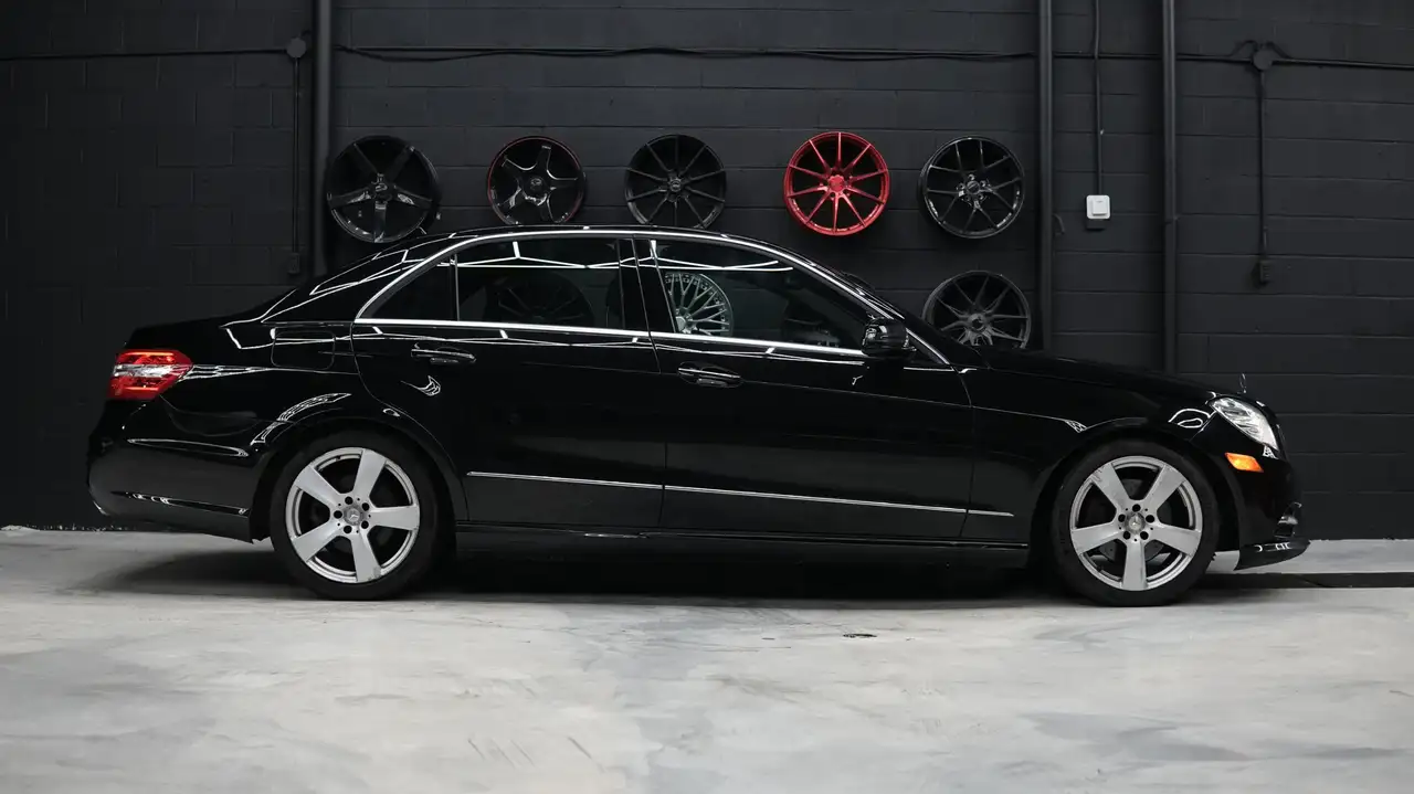 Mercedes-Benz E-Class снимка Mercedes-Benz E-Class