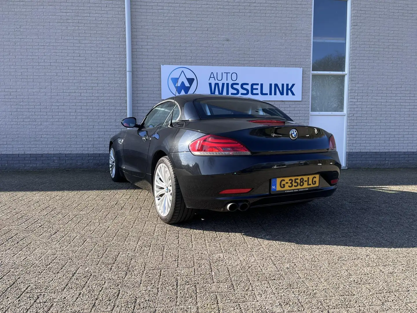 BMW Z4 Roadster sDrive23i crna - 2