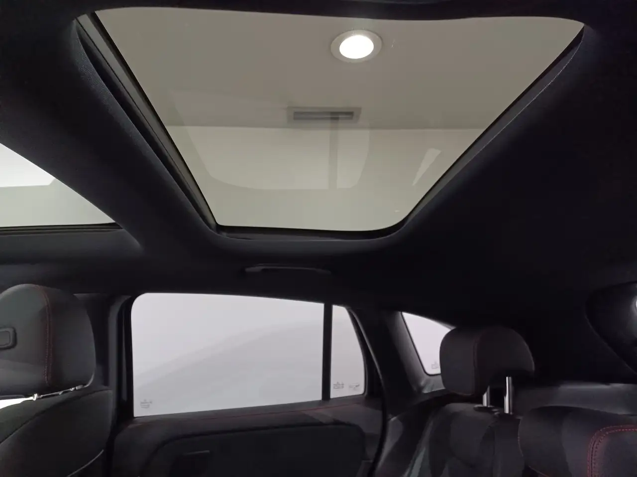 Mercedes-Benz GLA снимка Mercedes-Benz GLA