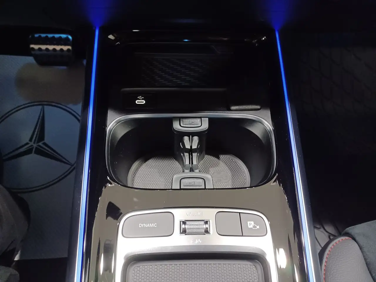 Mercedes-Benz GLA снимка Mercedes-Benz GLA