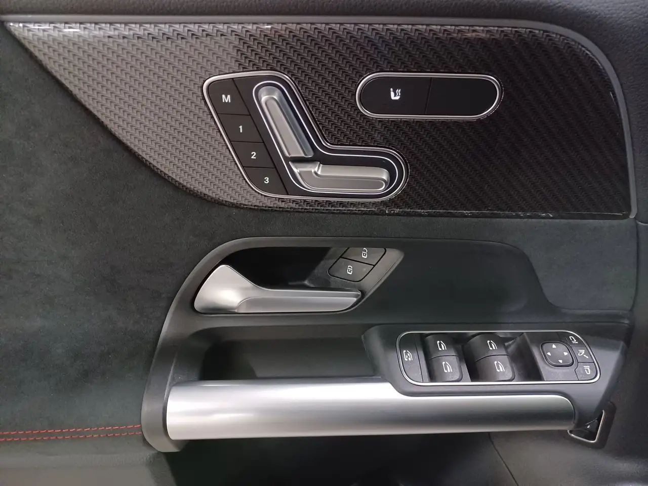Mercedes-Benz GLA снимка Mercedes-Benz GLA