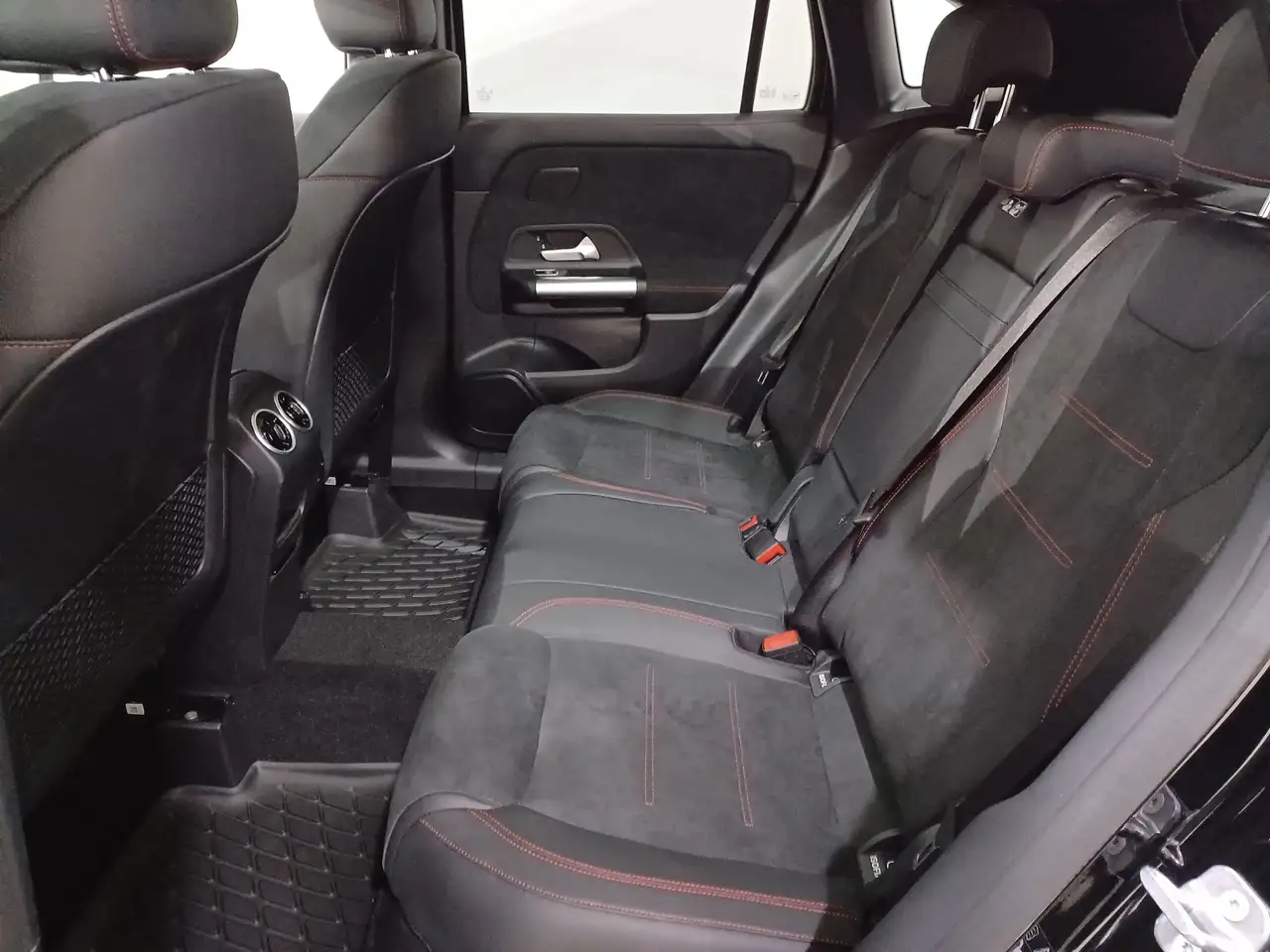 Mercedes-Benz GLA снимка Mercedes-Benz GLA