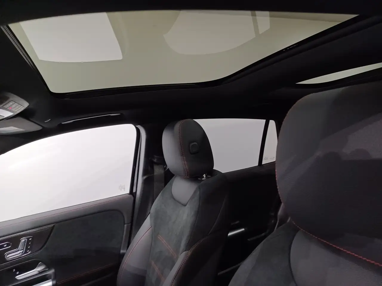 Mercedes-Benz GLA снимка Mercedes-Benz GLA