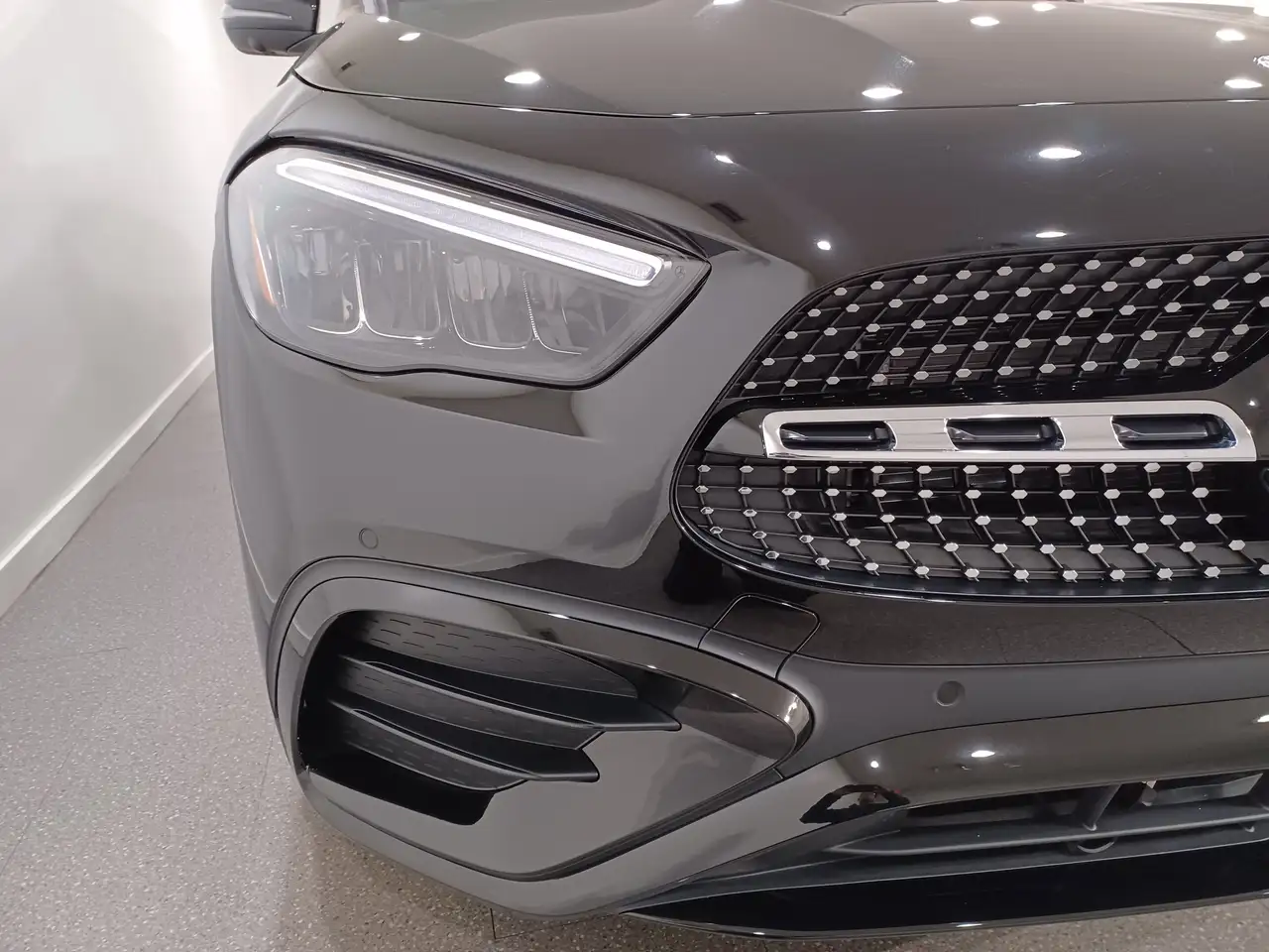 Mercedes-Benz GLA снимка Mercedes-Benz GLA
