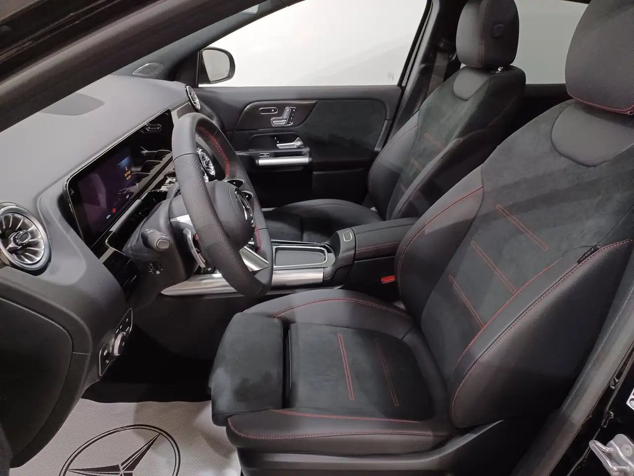 Mercedes-Benz GLA снимка Mercedes-Benz GLA