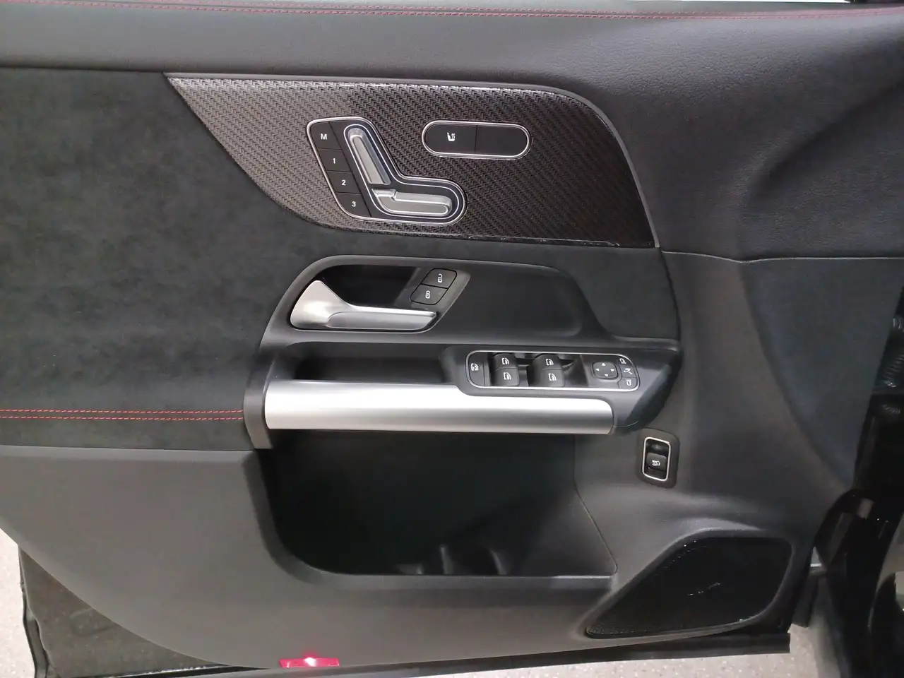 Mercedes-Benz GLA снимка Mercedes-Benz GLA