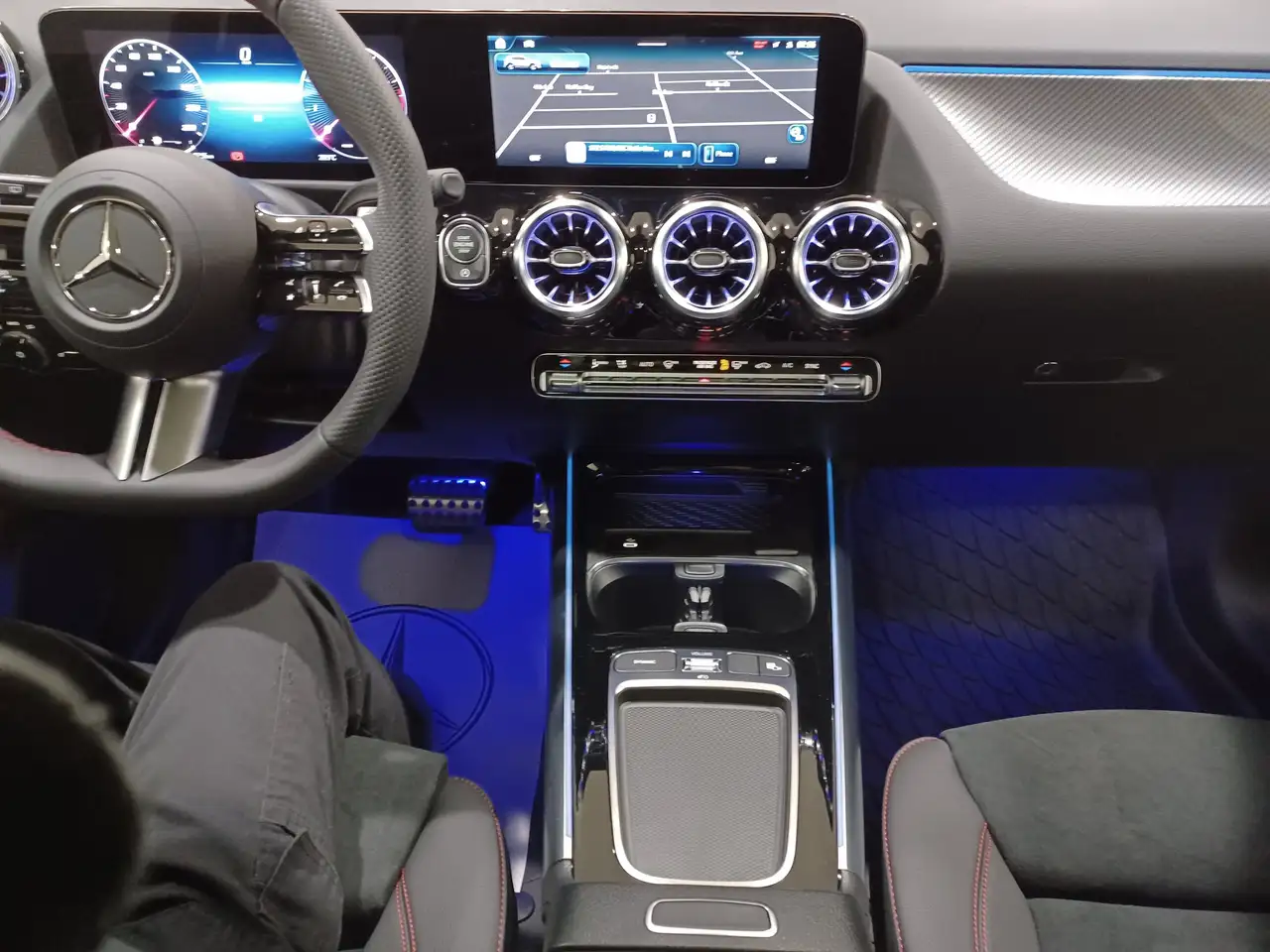 Mercedes-Benz GLA снимка Mercedes-Benz GLA