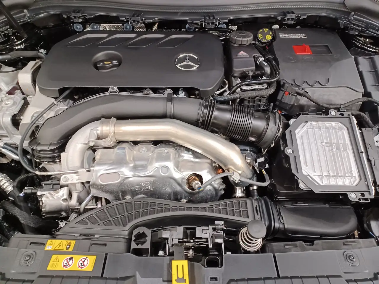 Mercedes-Benz GLA снимка Mercedes-Benz GLA