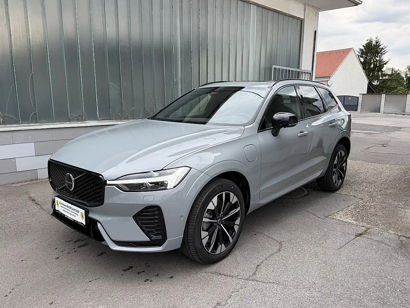 Volvo XC60 T6 AWD PHEV 18,8kWh Ultra Dark Aut. Mj.27 Grau - 2