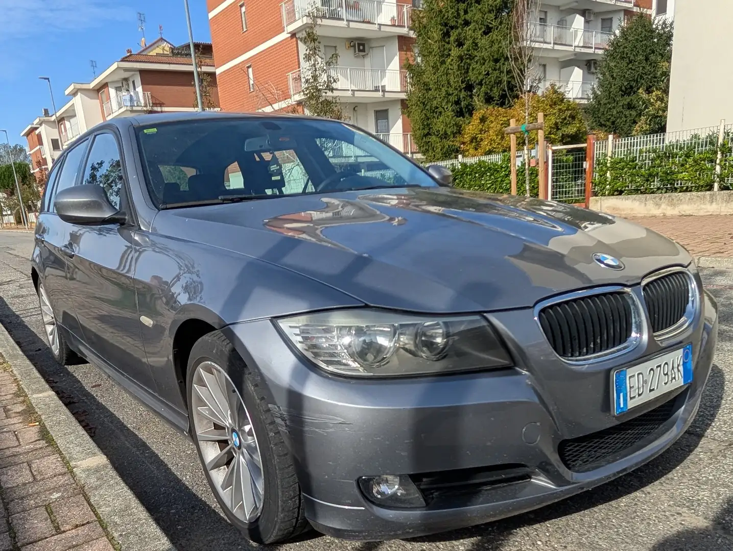 BMW 320 320d Touring Futura FL - 1
