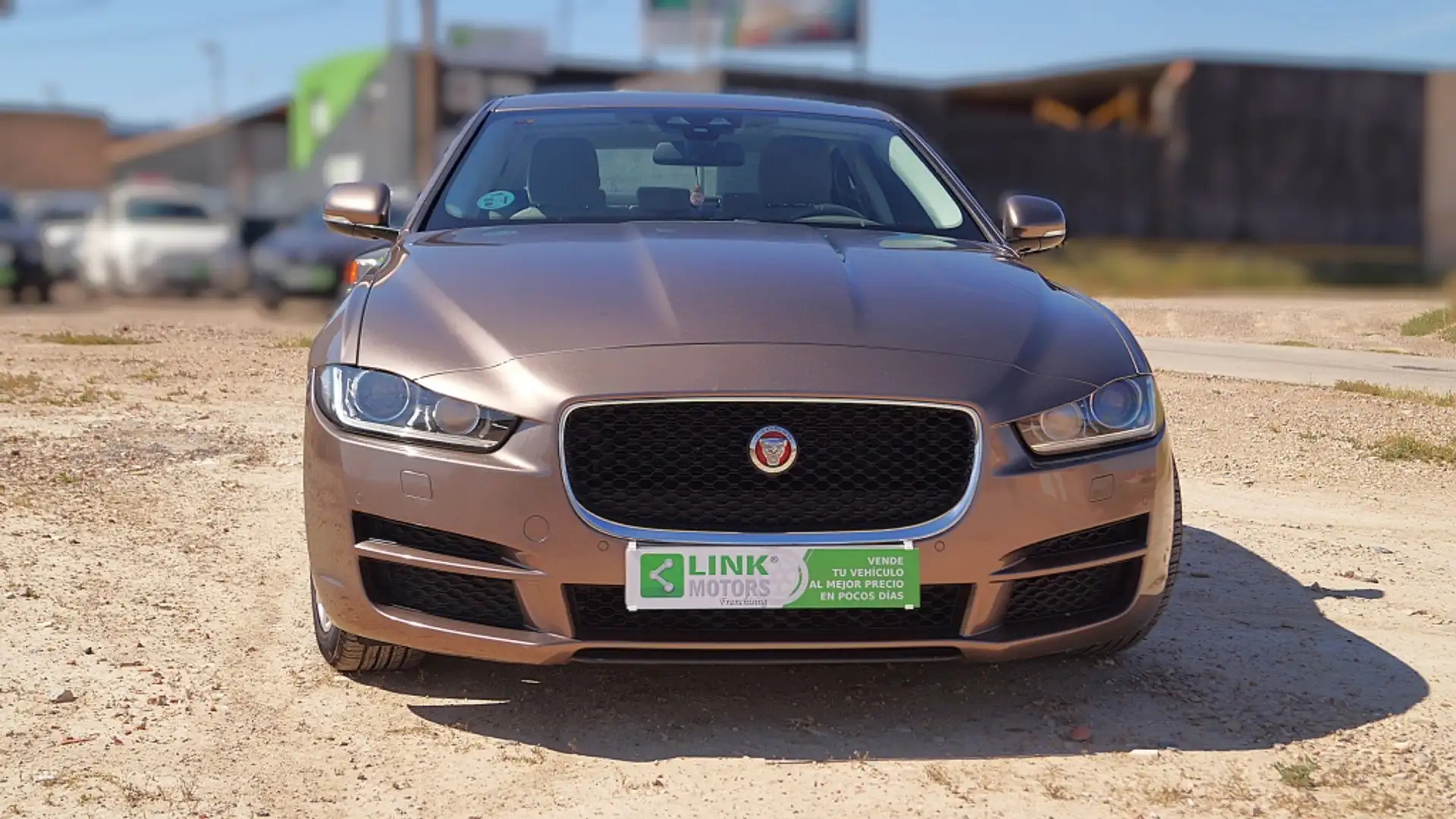 Jaguar XE 2.0 Diesel Prestige AWD Aut. 180 Hnědá - 2