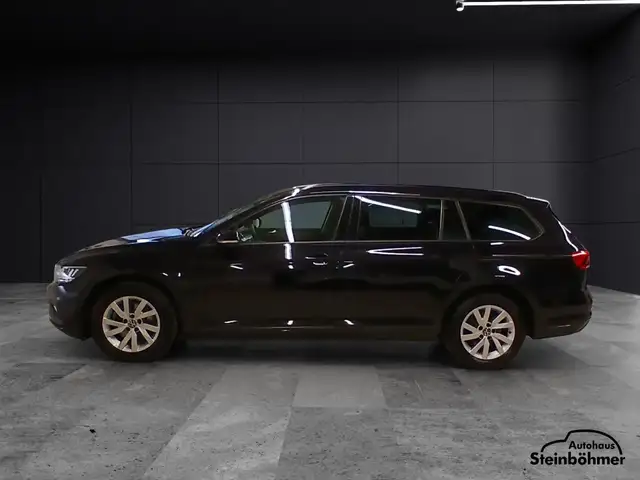 Volkswagen Passat view 3