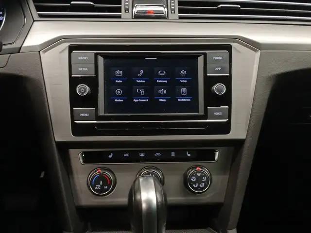 Volkswagen Passat view 22