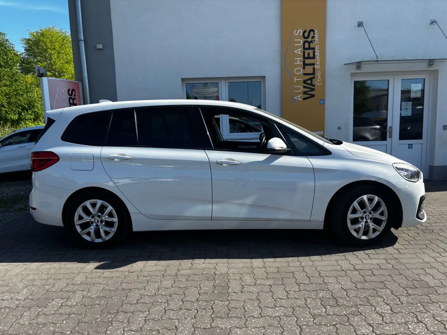 BMW 220 = Automatik - Navi - Pdc = White - 2
