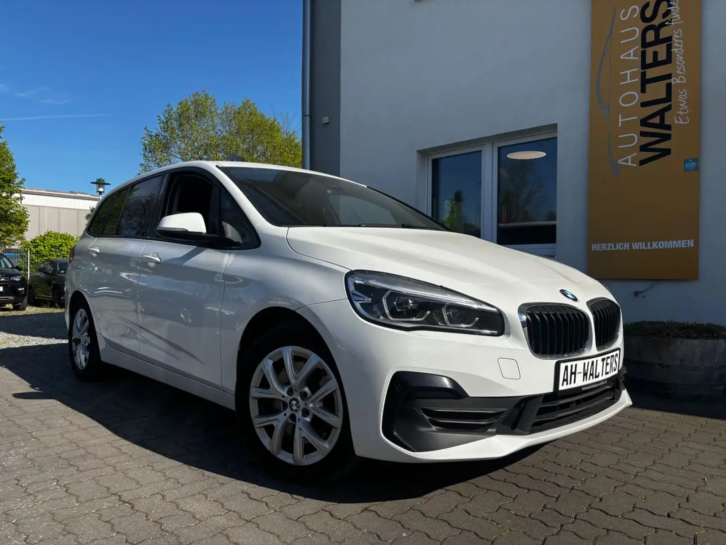 BMW 220 = Automatik - Navi - Pdc = White - 1