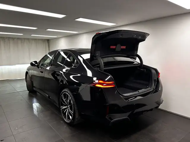 BMW 5 Series view 13