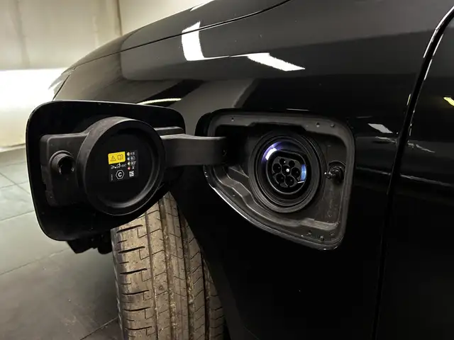 BMW 5 Series view 11