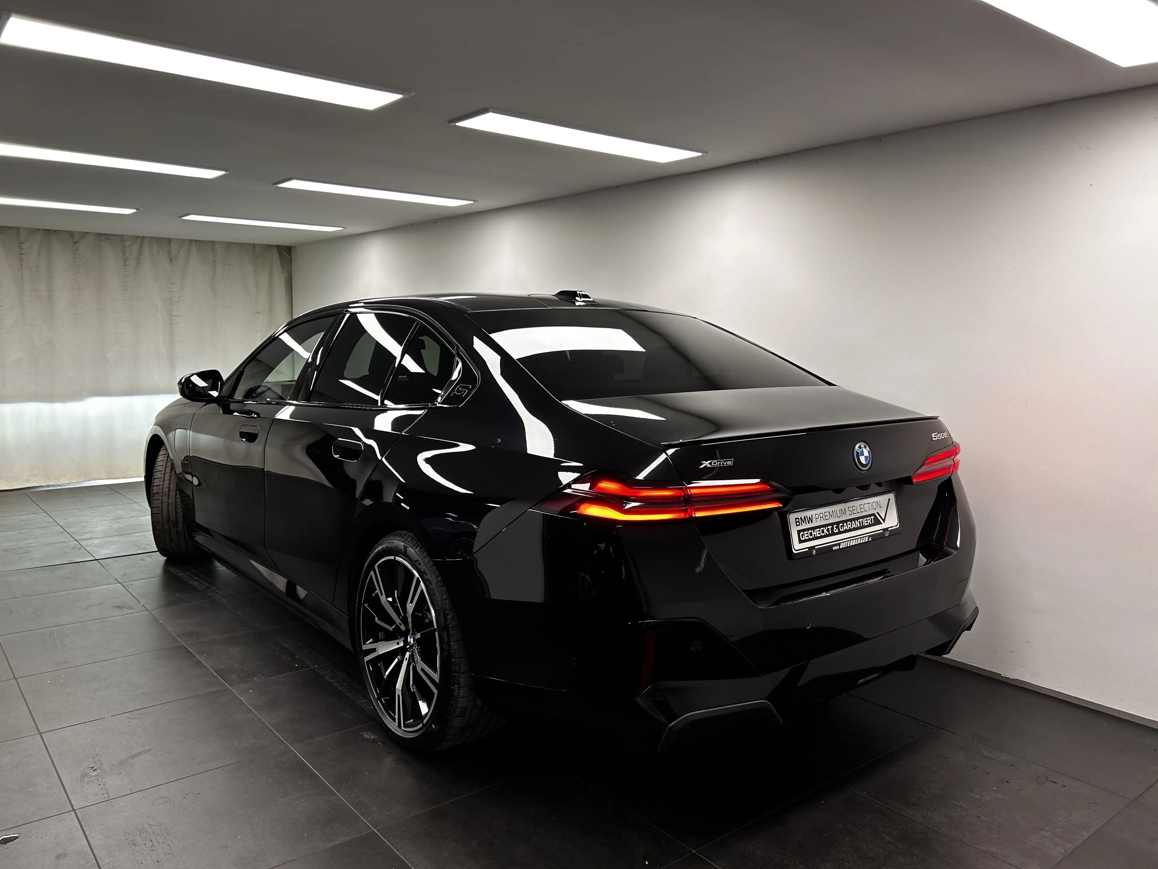 BMW 550 e xDrive Limousine — photo 12