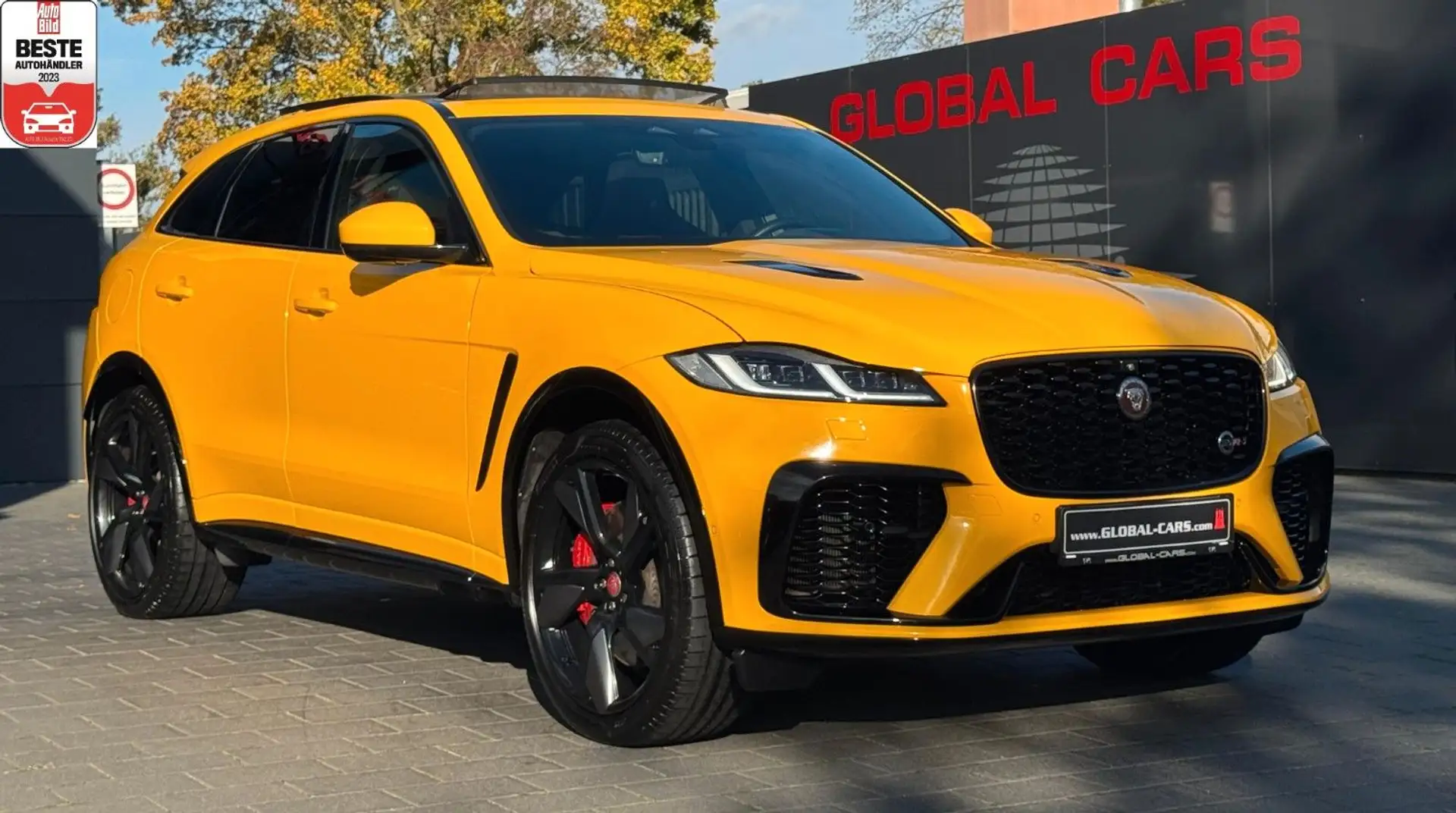 Jaguar F-Pace F-PACE P550 SVR AWD*PANO*HUD*22"ALU*ACC* Jaune - 1