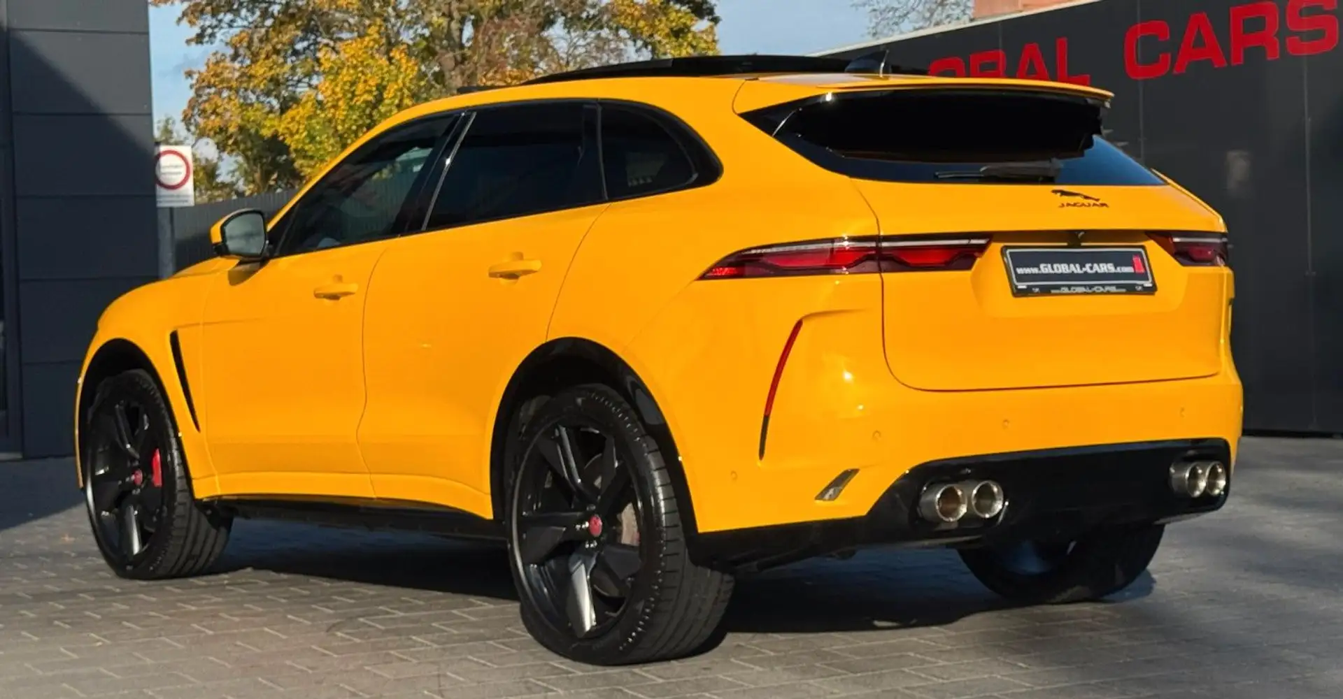 Jaguar F-Pace F-PACE P550 SVR AWD*PANO*HUD*22"ALU*ACC* Jaune - 2
