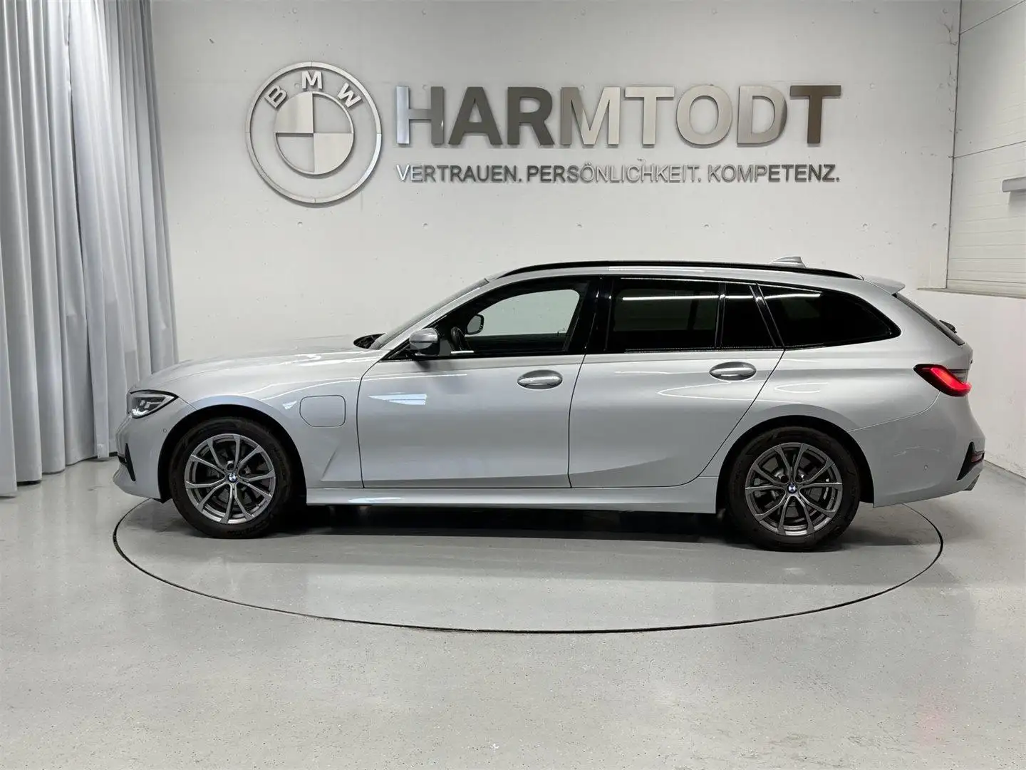 BMW 320 e xDrive Srebrny - 2