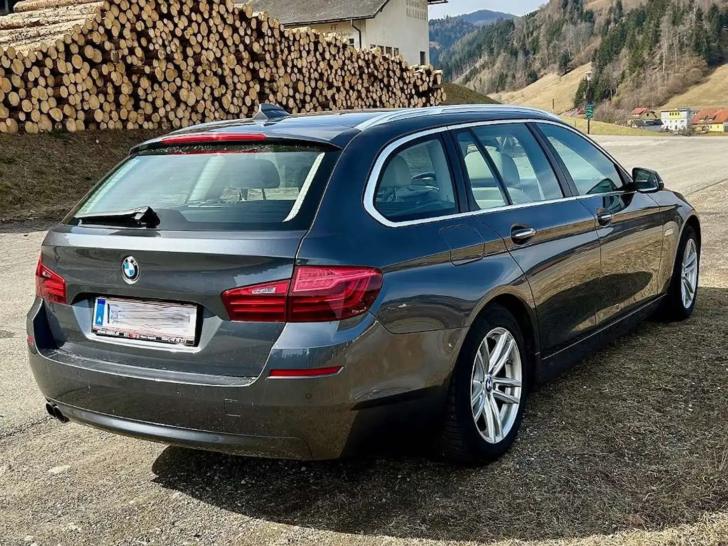 BMW 530 530d xDrive Touring Aut. Grau - 2