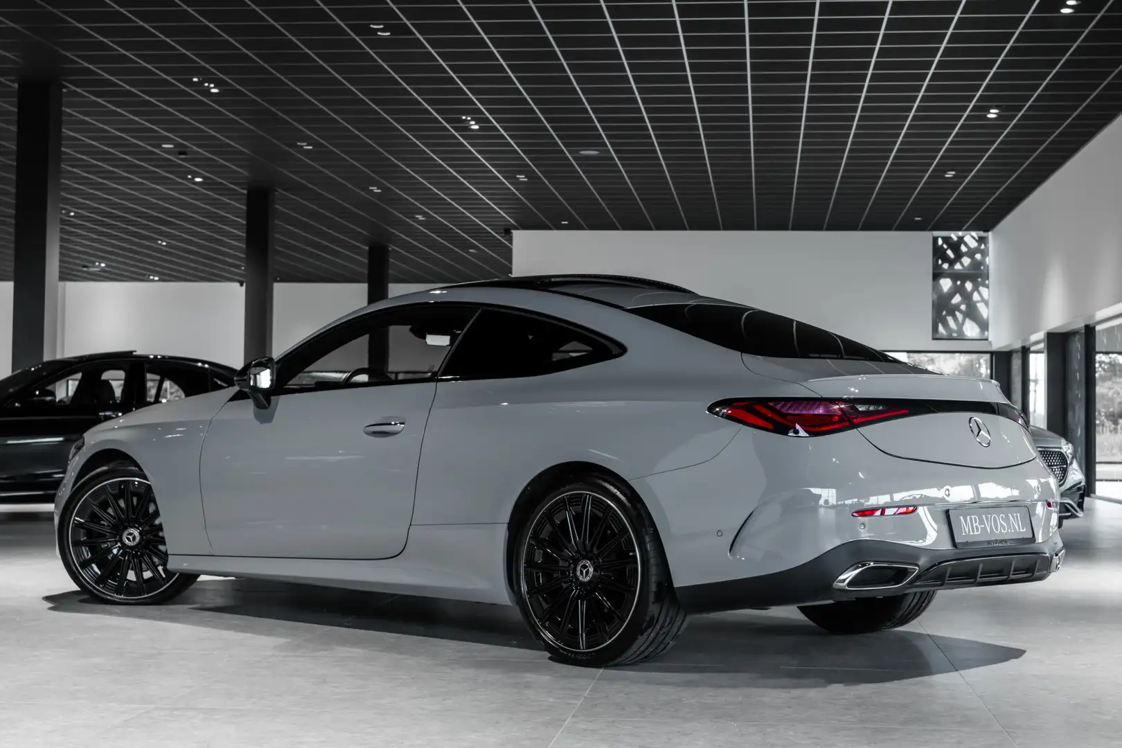 Mercedes-Benz CLE 200 Coupé AMG Night|Panorama|Distronic|Keyless|Digital Grijs - 2