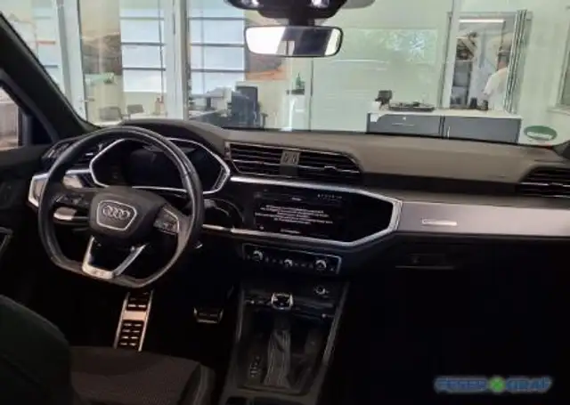 Audi Q3 view 6