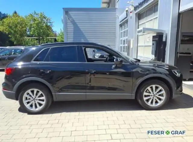 Audi Q3 view 3