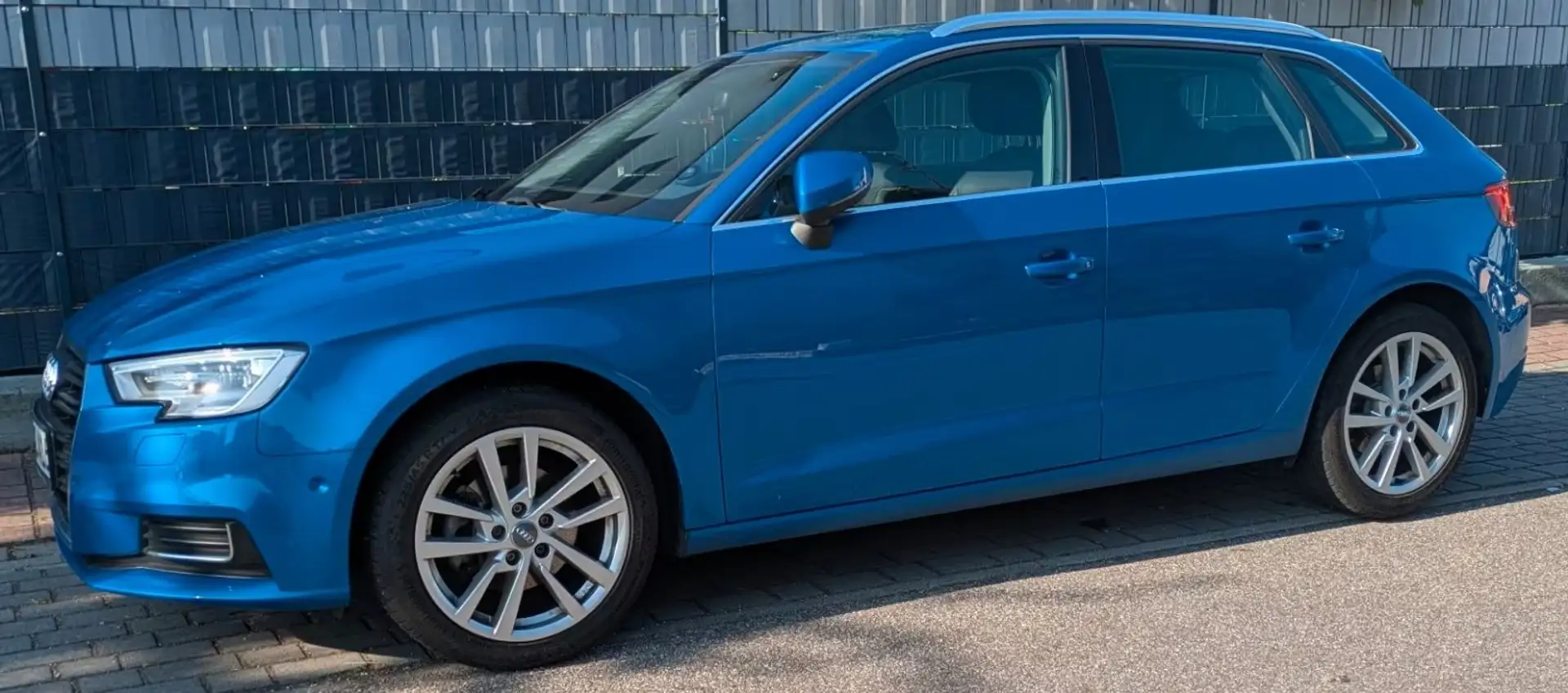 Audi A3 A3 1.5 TFSI cylinder on demand Sportback S tronic Blau - 1