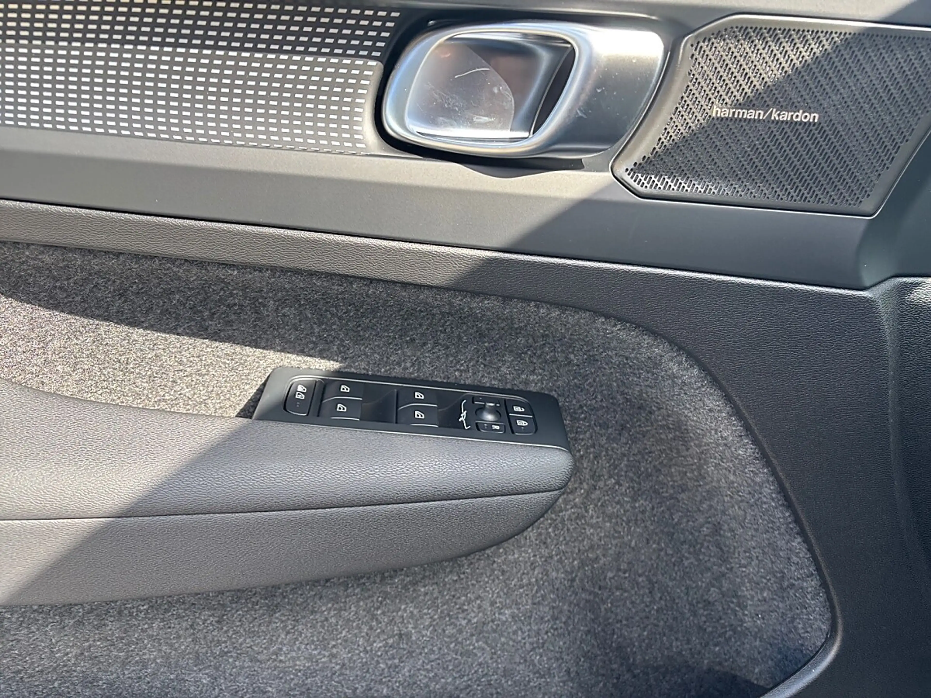 Volvo EX40 Twin 82kWh Plus — photo 11