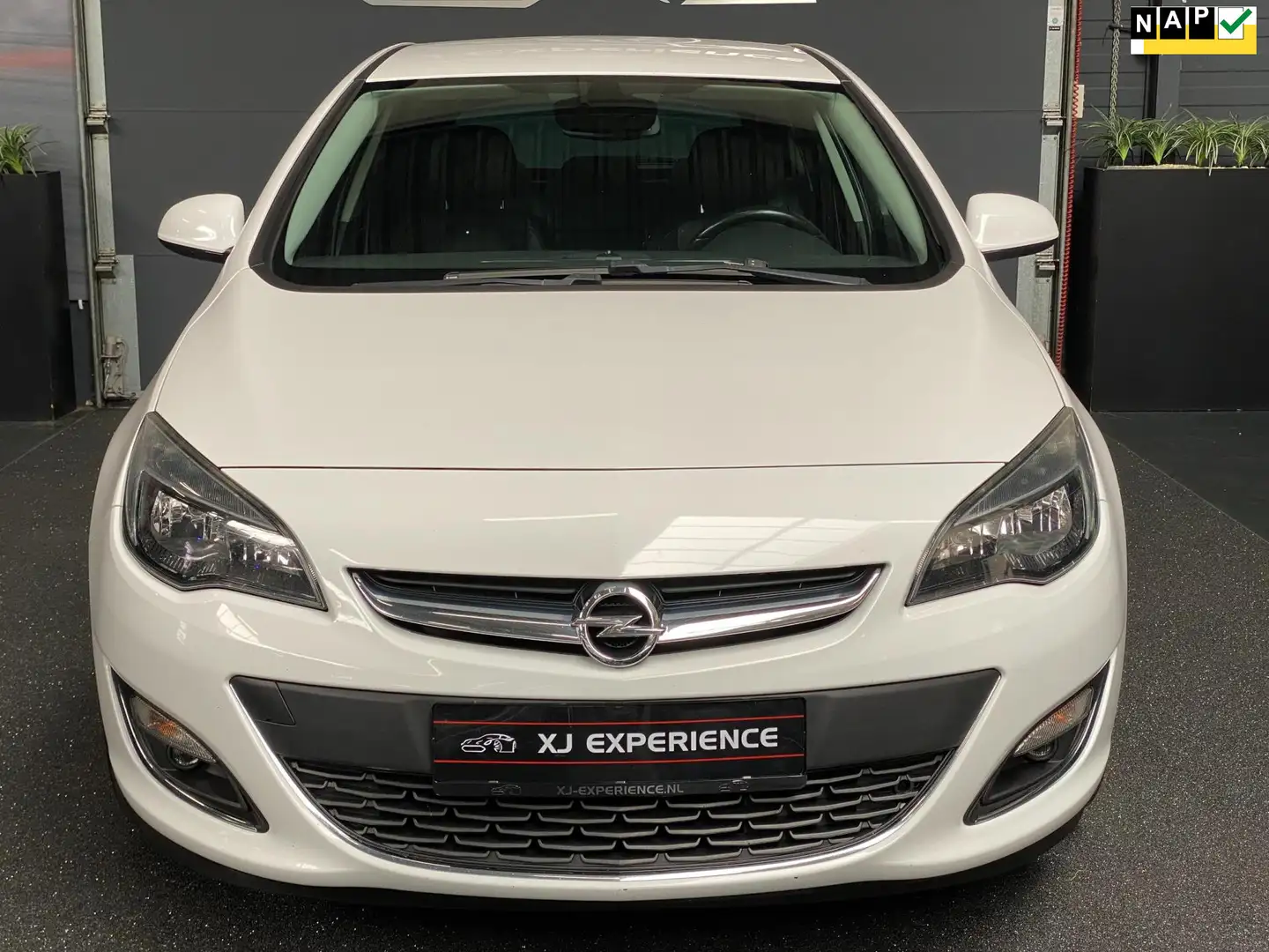 Opel Astra 1.6 Turbo Sport NAVI LEDER LED 180 PK INCL BTW Weiß - 1