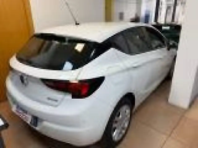 Opel Astra view 3